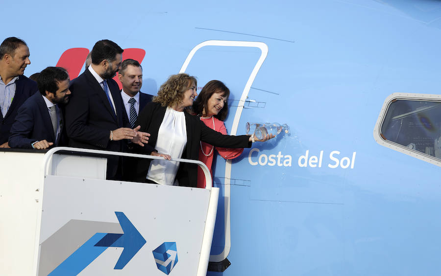 Un avión de la touroperadora TUI llevará el nombre de Costa del Sol por todo el mundo. La aeronave ha sido bautizada en el aeropuerto de Málaga.