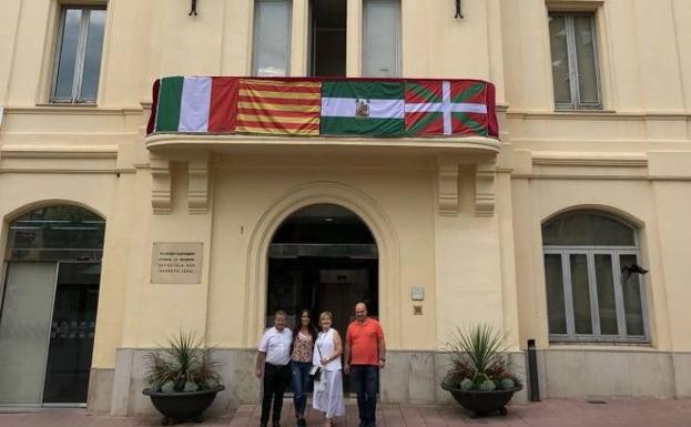 Así lucía el Ayuntamiento de la localidad barcelonesa antes de que comenzase el acto. 