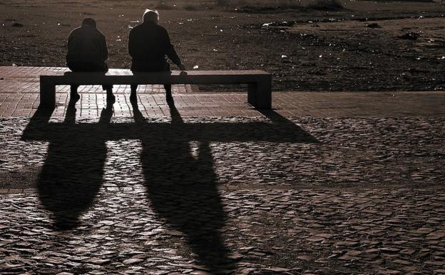 Detenida una mujer por estafar más de 90.000 euros al anciano con alzhéimer al que cuidaba