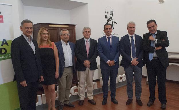 José Luis Romero, Ana Isabel González, José Ángel Narváez, José López Barneo, Sergio Corral, Miguel Ángel Arráez y Pedro Luis Gómez, ayer, momentos antes del comienzo de la conferencia. 