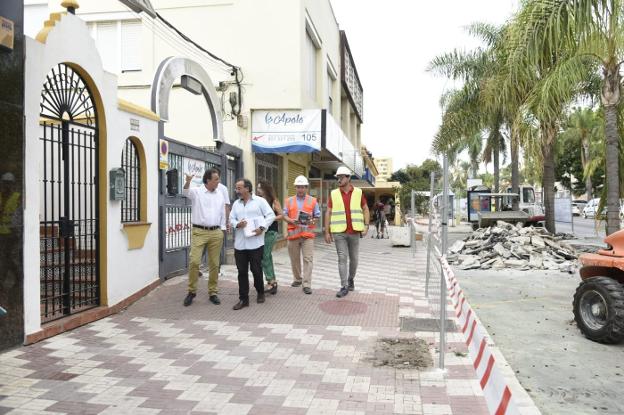 Ortiz y Tocón visitaron ayer las obras de remodelación de esta arteria de la Costa del Sol. 