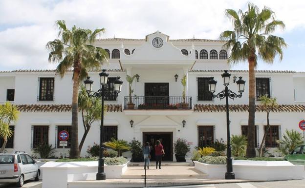 La Guardia Civil vincula ahora a los abogados del Consistorio de Mijas en la trama de las subastas