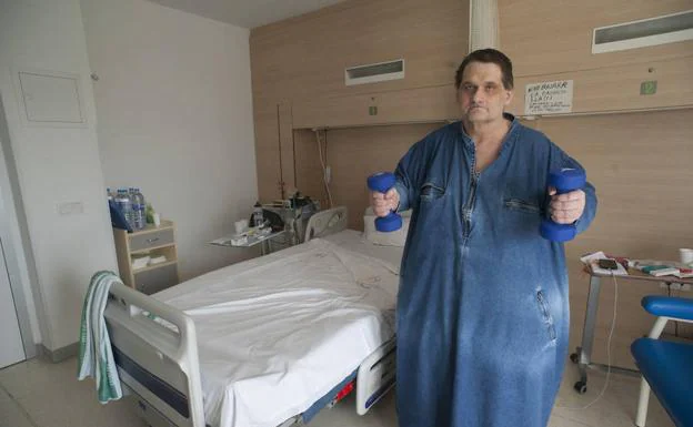 Juan José hace ejercicio físico a diario para rebajar peso en su estancia en el hospital. 