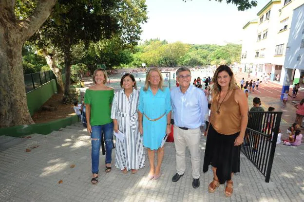 La alcaldesa Ángeles Muñoz, con Carmen Díaz, Javier García y la directora del CEIP Vicente Aleixandre, Raquel Gómez. 