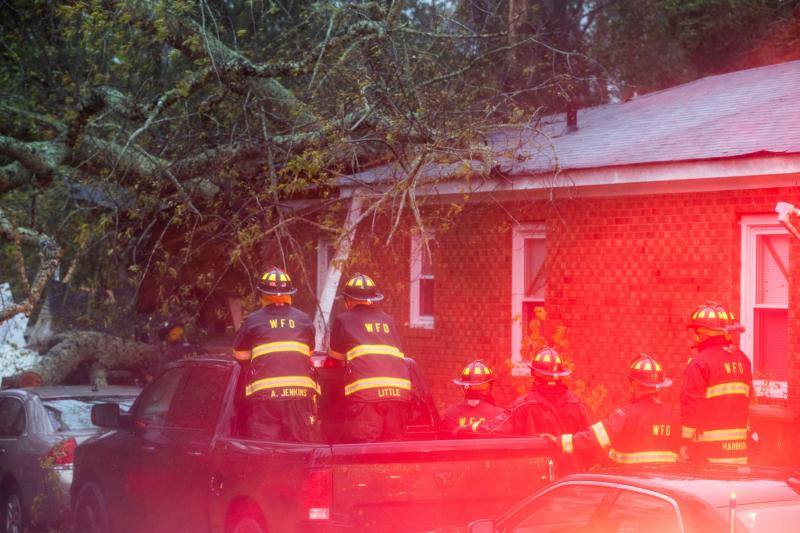 Trabajadores de los equipos de rescate retiran un árbol caído tras el paso del huracán Florence.