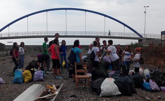 Voluntarios recogen la basura del Arroyo Jaboneros con motivo del Día Mundial de la Limpieza