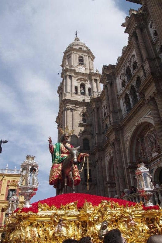 El aplazamiento de la salida a la mañana del domingo por el riesgo de lluvia el sábado no ha restado público a la cita