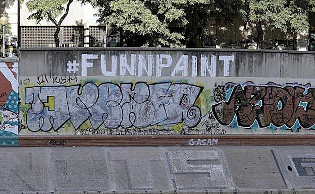 Imagen principal - Arriba, detalle de las pintadas. Abajo, cristales rotos en el paseo con pérgolas y aspecto de las lenguas de agua que suben desde el CAC hasta el puente de Tetuán. :