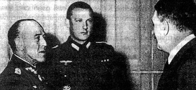 Juan Hoffmann, entre Hitler y el general español Emilio Esteban, según una foto publicada en el libro 'España, refugio nazi'.