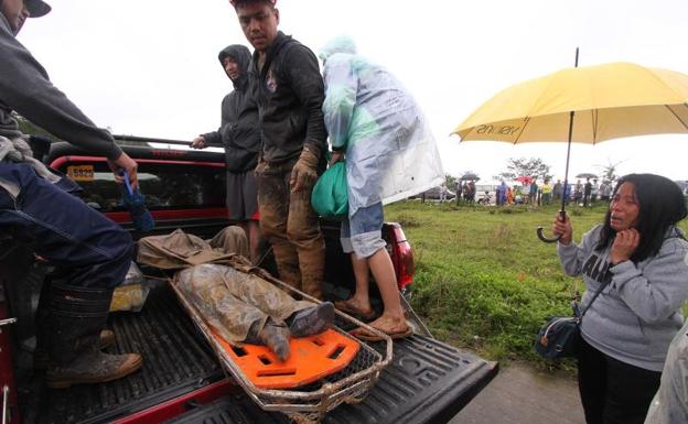 Traslado de uno de los fallecidos en Filipinas. 