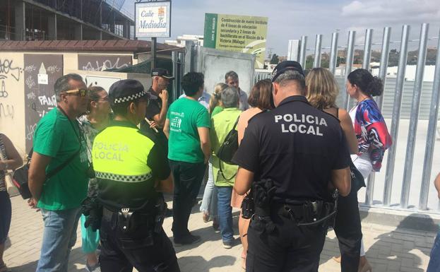 Los alumnos, accediendo este lunes al recinto de aulas prefabricadas junto a las obras del futuro instituto.