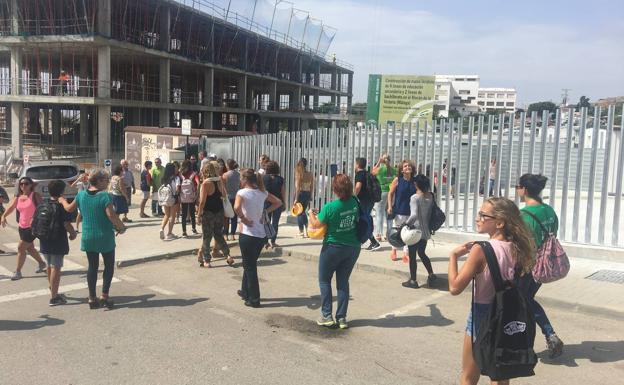 Los alumnos, accediendo este lunes al recinto de aulas prefabricadas junto a las obras del futuro instituto.