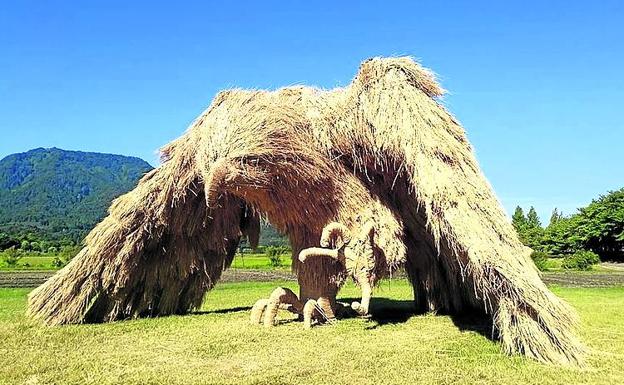 Imagen principal - El águila es una de las obras de más envergadura. Los visitantes se dejan atrapar por el gorila. Un niño torea al carnero en gesto de acometer. 