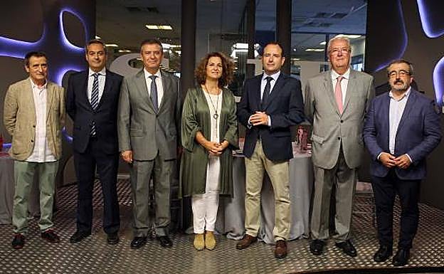 Foto de familia de los asistentes. 