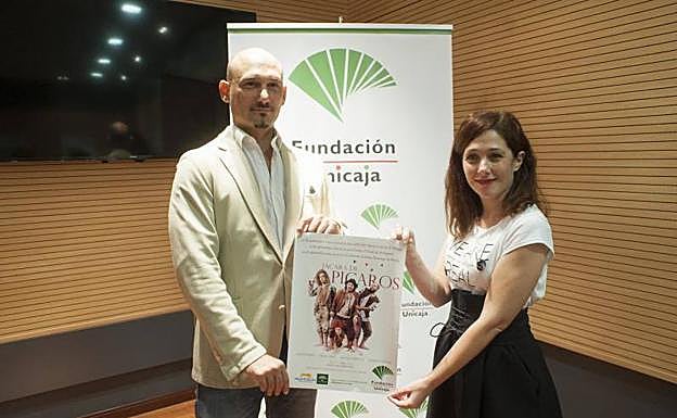 La responsable de artes escénicas y espacios culturales de la Fundación Unicaja, Gema Domínguez y el productor de la obra, Rafael Herrera. 