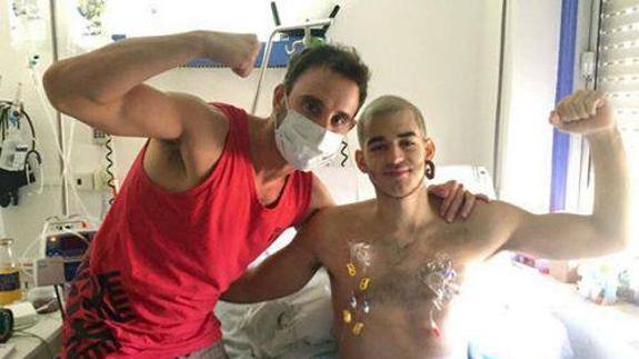 Foto de diciembre de 2016, cuando Dani Rovira visitó a Pablo Ráez en el h ospital. 