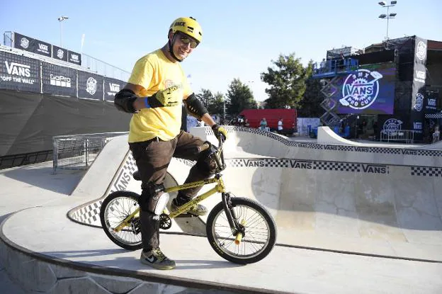 Un 'rider', ayer en el Skate Park Rubén Alcántara, con los preparativos para la cita al fondo. 