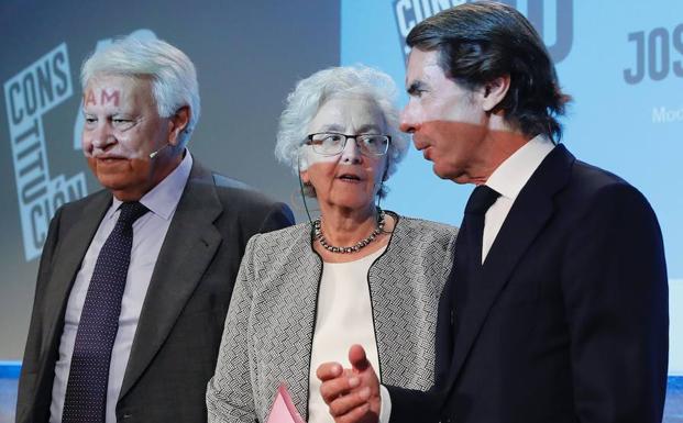 os expresidentes del Gobierno Felipe González (i) y José María Aznar, junto a la directora de El País, Soledad Gallego-Díaz. 