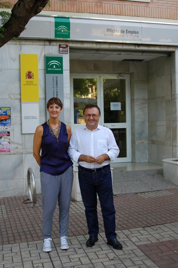 Molina y Heredia a las puertas de la Oficina de Empleo. :: ch. m.