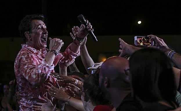 El cantante se mezcló con el público e incluso compartió micro con las primeras filas. 
