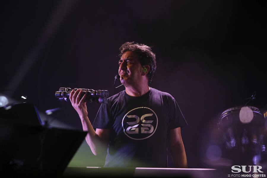 El cantante entusiasmó en el Auditorio bajando del escenario para cantar sus fans