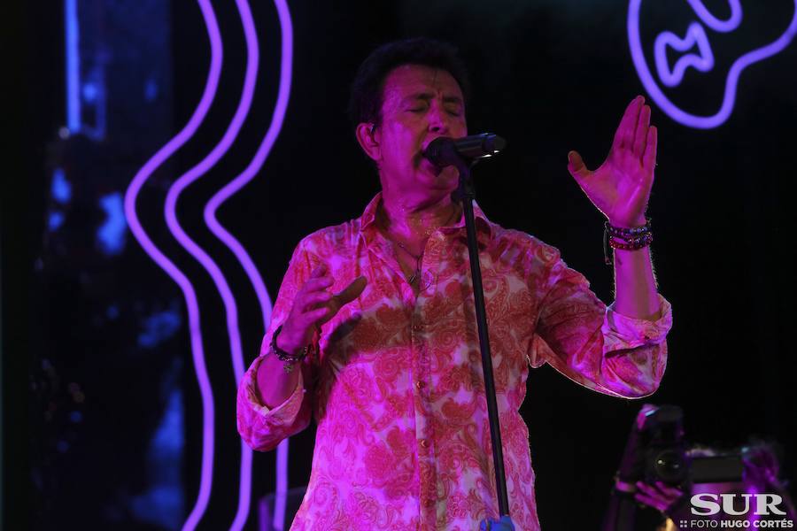 El cantante entusiasmó en el Auditorio bajando del escenario para cantar sus fans