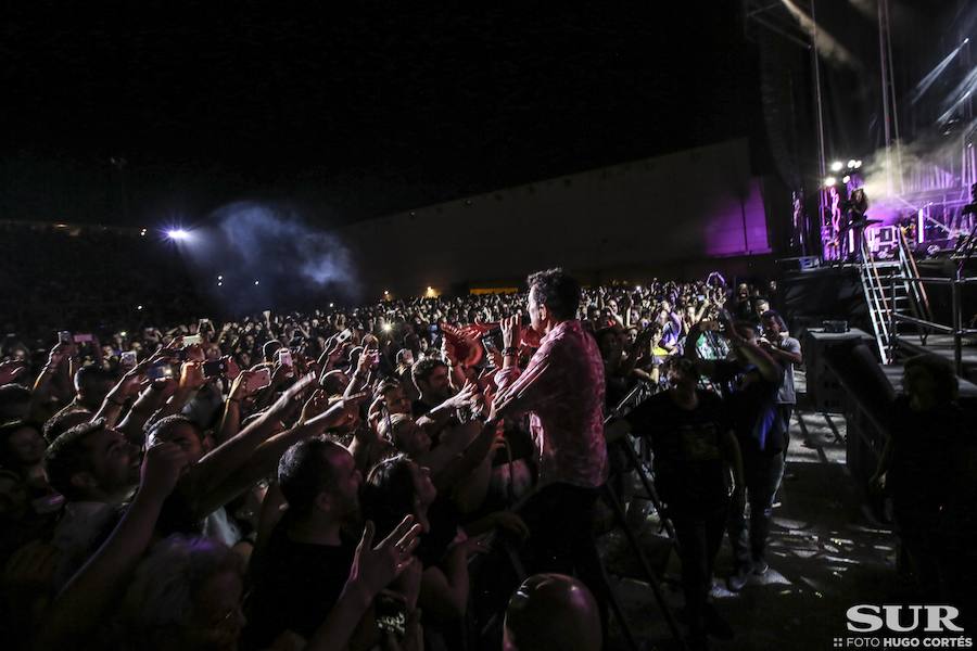 El cantante entusiasmó en el Auditorio bajando del escenario para cantar sus fans