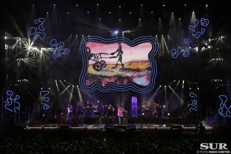 El cantante entusiasmó en el Auditorio bajando del escenario para cantar sus fans