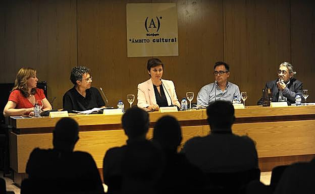 Expertos culturales y musicólogos durante la charla. 