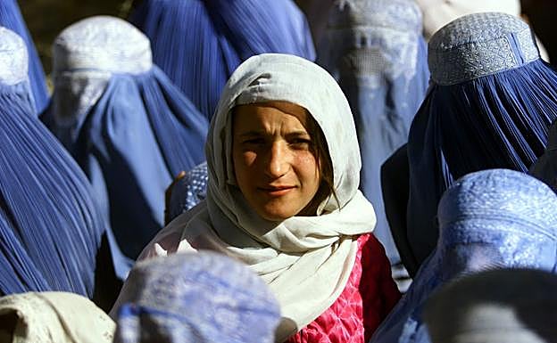 Una mujer afgana, sin burka, en el centro de Kabul. 
