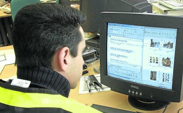 Agente de la Policía Nacional rastrea contenidos pedófilos en un ordenador. 