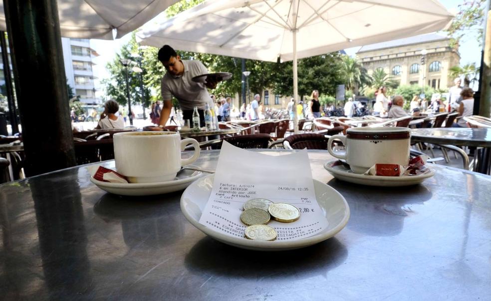 La cuenta por dos cafés, junto a la propina en la terraza de un bar. R.C.