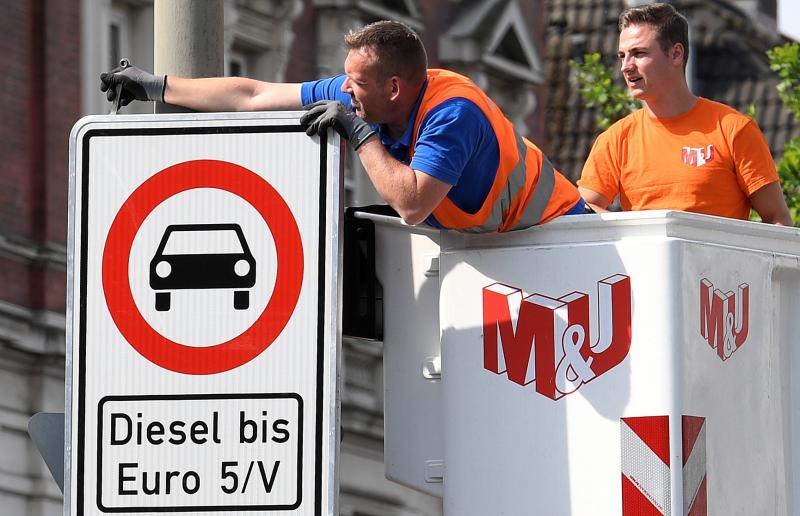 Una señal que prohíbe la circulación de vehículos diesel.