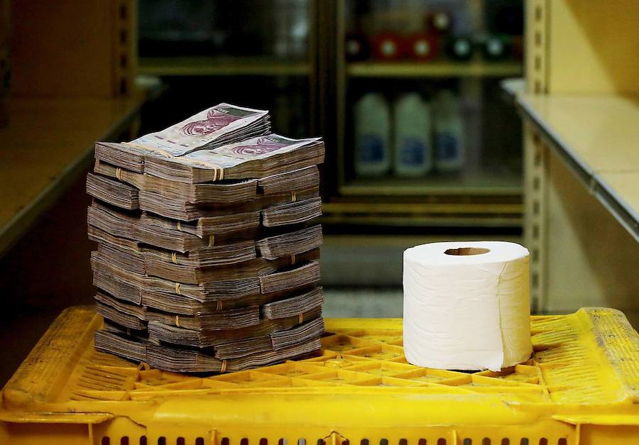Miles de venezolanos formaron largas colas en los comercios a la espera de una revisión monetaria que ha eliminado cinco ceros de los precios en respuesta a la hiperinflación.