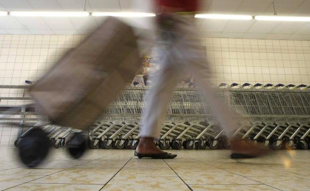 Una mujer accede a un supermercado (archivo).