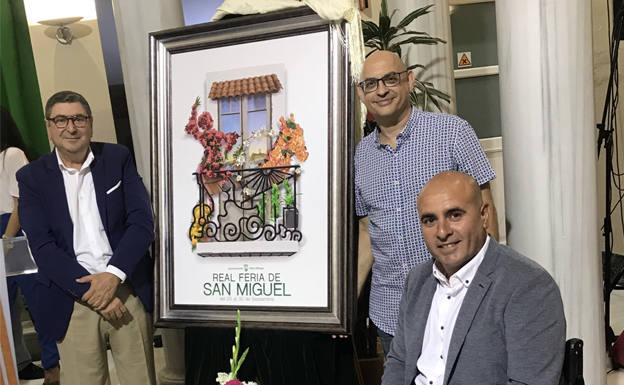 El alcalde de Vélez-Málaga Antonio Moreno junto a Cristóbal Aguiló, autor del cartel de este año y Sergio Hijano, Concejal Delegado de Mayor y Ferias y Fiestas.