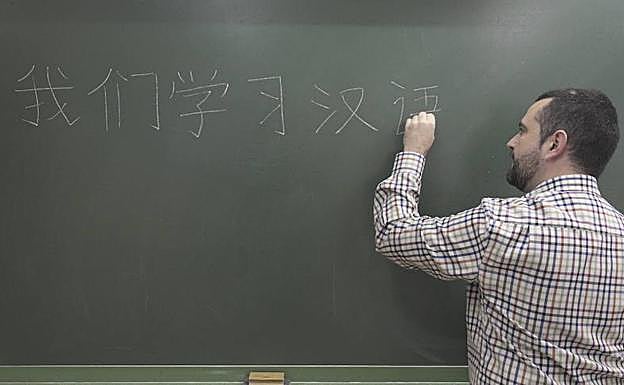 Un profesor imparte chino en Valladolid.