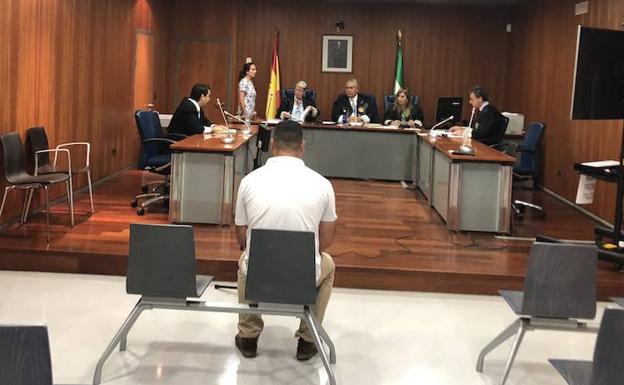 El procesado, durante su declaración ante los magistrados de la Audiencia Provincial. 