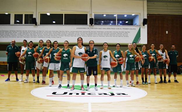 Lorena Aranda (entrenadora) y Sandra Pérez (capitana) al frente del Unicaja femenino. 