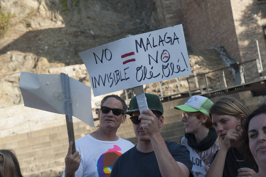 Más de una veintena de asociaciones se han concentrado hoy en Málaga convocados por la plataforma «Málaga No Se Vende» contra la turistificación de los centros históricos y a favor de un modelo turístico sostenible, de calidad y sin efectos negativos sobre la población local.