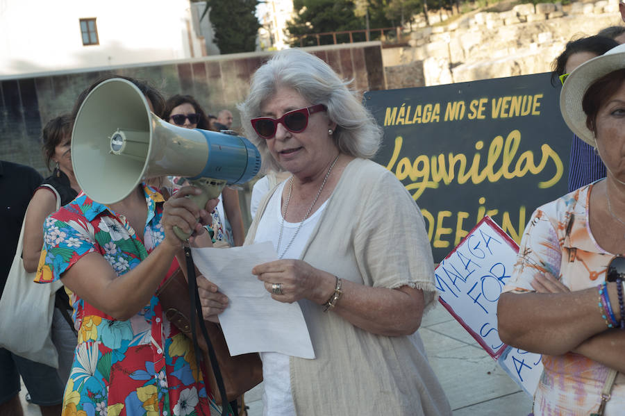 Más de una veintena de asociaciones se han concentrado hoy en Málaga convocados por la plataforma «Málaga No Se Vende» contra la turistificación de los centros históricos y a favor de un modelo turístico sostenible, de calidad y sin efectos negativos sobre la población local.