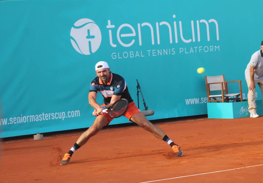 Competición y exhibición se dan la mano en la tercera edición de la Senior Master Cup que acoge el club de Tenis Puente Romano. 