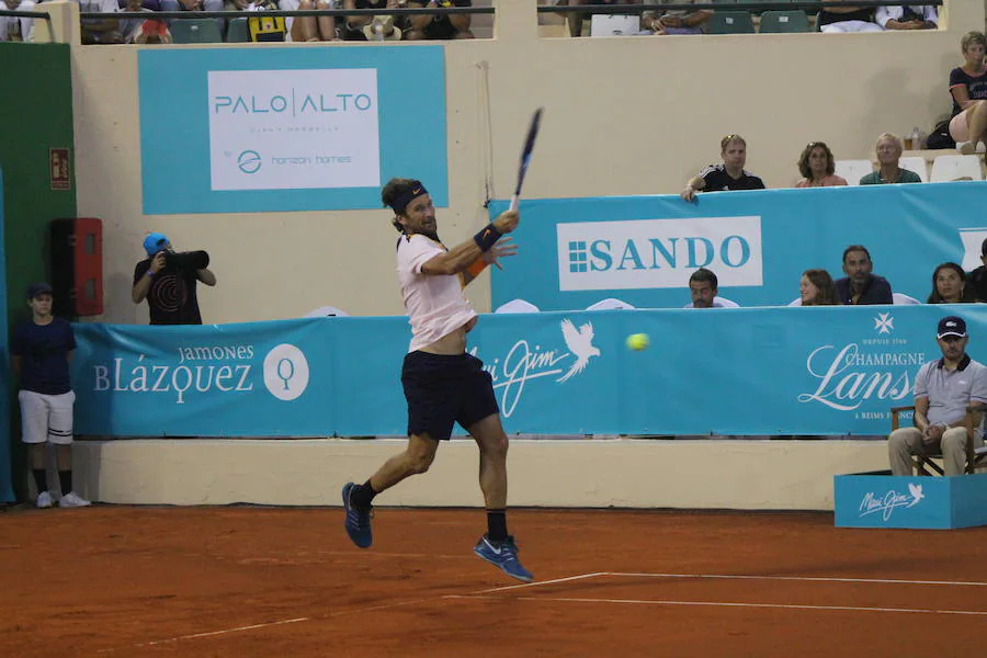 Competición y exhibición se dan la mano en la tercera edición de la Senior Master Cup que acoge el club de Tenis Puente Romano. 