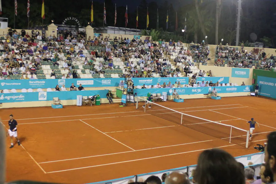 Competición y exhibición se dan la mano en la tercera edición de la Senior Master Cup que acoge el club de Tenis Puente Romano. 