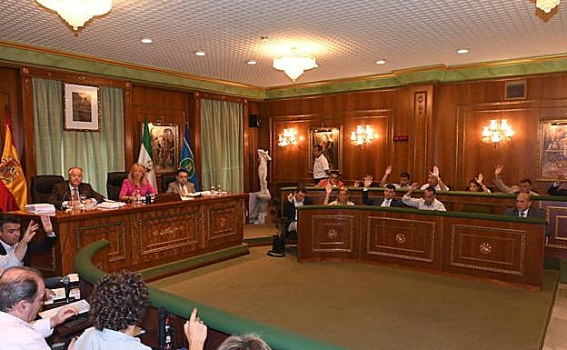 La alcaldesa Ángeles Muñoz, en una de sus intervenciones durante el pleno.