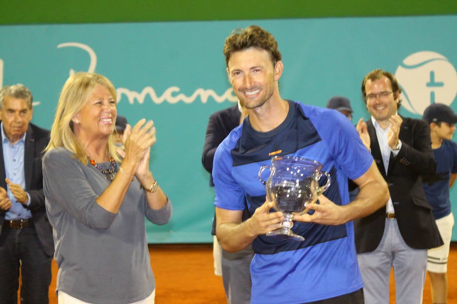 Juan Carlos Ferrero se lleva el torneo tras ganar a Safin