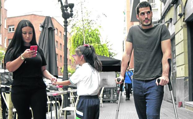 Se rompe la rodilla al atrapar al ladrón de un móvil en Bilbao