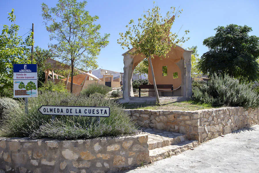 El municipio conquense, uno de los más despoblados de España, ha creado una muralla de tallas y jardínes para atraer turistas.