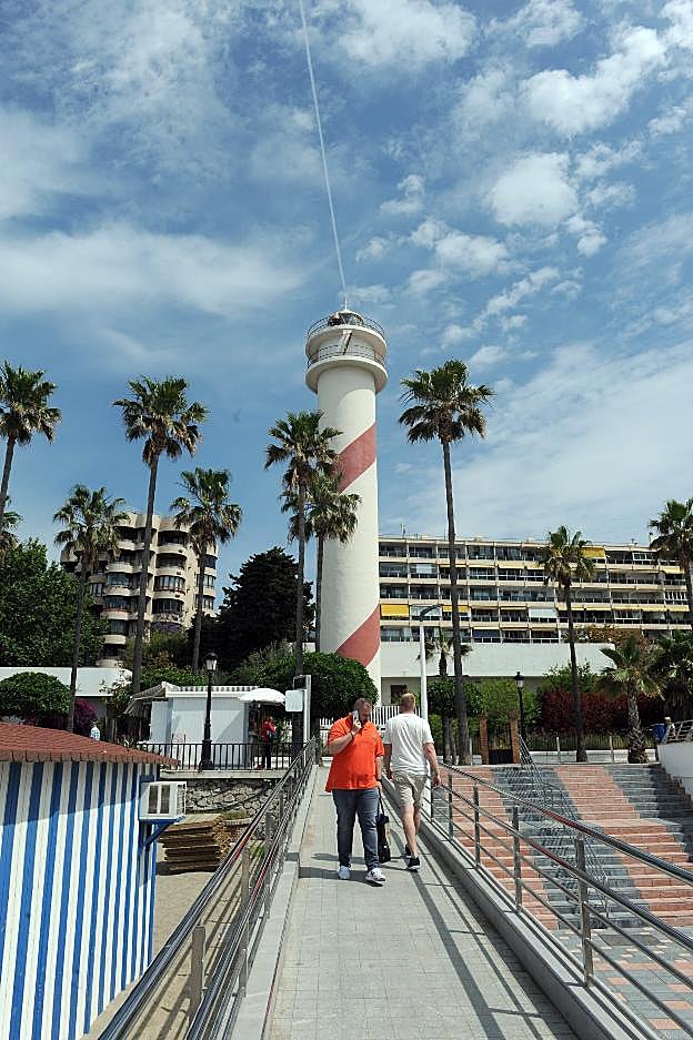 El Faro de Marbela está en el pleno paseo marítimo. :: josele-lanza