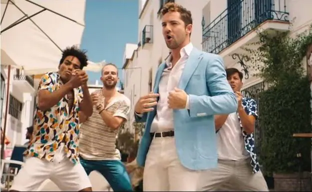 El cantante, en Marbella, en un momento del videoclip.